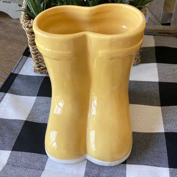 NEW! Cottage Farmhouse Yellow Spring Rainy Day Ceramic Rain Boots Vase - Picture 7 of 9
